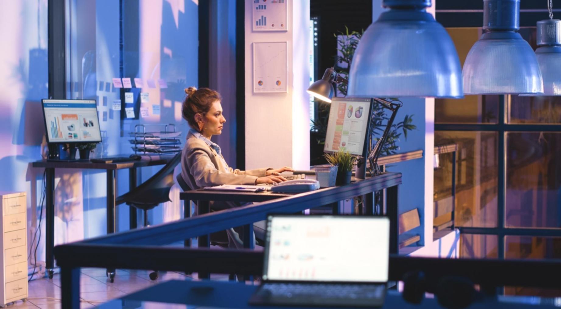 Profesionales trabajando en consultoría de cumplimiento normativo